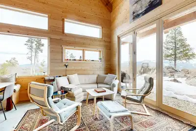 Image de Modern off grid cabin with stocked kitchen & private mountain view- dog friendly