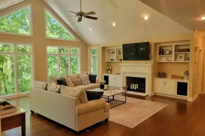 Image de Gorgeous Lakefront Home