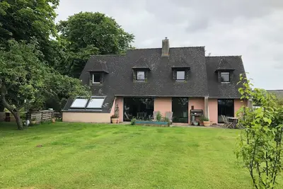 Grande maison sans vis-à-vis au cœur d'un jardin arboré à 3km des plages