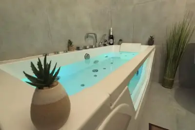 Image de Évasion romantique à Avignon avec jacuzzi