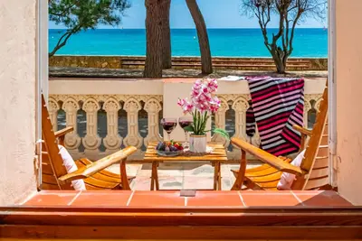 Image de Maison en Bord de Mer avec Accès Direct à la Plage et Terrasse Panoramique - La Fosca, Palamós