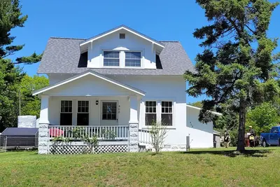 Image de Oscoda Hilltop Haven - Great Location near Beach and Downtown! Pet-Friendly with New Central A/C!