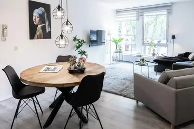 5 places pour dormir, emplacement idéal, grand balcon, meilleure rue de la ville