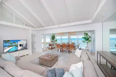 Image de Envision: Renovated Beach Villa w/ Private Pool, Jacuzzi, & Backyard Snorkeling