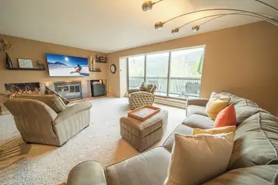 Spacious 2 story condo, Hot tub on site!
