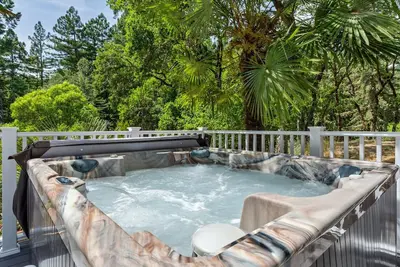 Image de Cosmo Retreat –In Redwoods • Hot Tub • Game Yard • Walk to Russian River