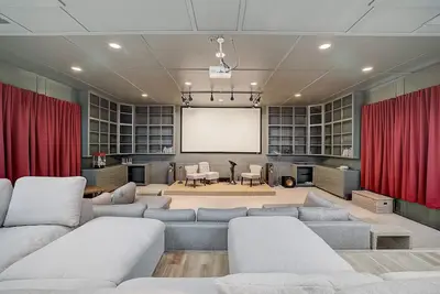 Image de Escape to this spacious and serene 3-acre home!