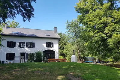 Image de mooi gelegen vakantiewoning, veel ruimte in en om het huis. Gewild bij families.