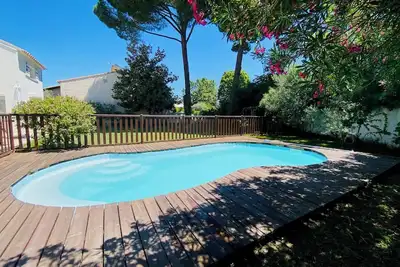 Villa avec piscine entre golf et plage
