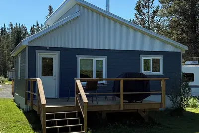 Image de Luxurious private Atlin retreat w/hot tub under the stars, Bbq and fire pit! !