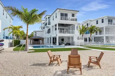 Image de Gulf-front pool home in the heart of the Keys! Close to the beach! Guest house!