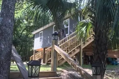 Image de Charming waterfront barndominium on the beautiful spring-fed Chipola River.