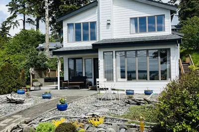 Image de Oceanside Retreat ~ Private Beach in Quaint Seaside Town