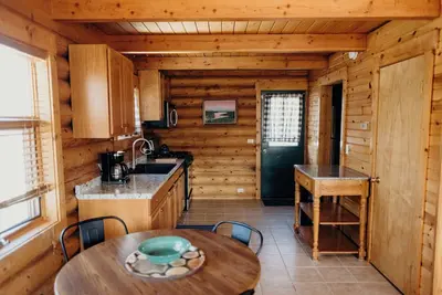 Image de Rustic and Warm Alaskan Log Cabin!