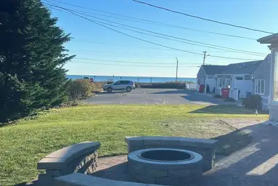 Image de Enjoy fall at the Cape! Beautiful beach home on Nantucket sound!