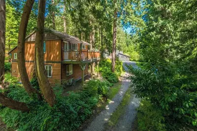 Image de Getaway Cottage in Roberts Creek: Relax by the Beach & Forest, Art studios. . .