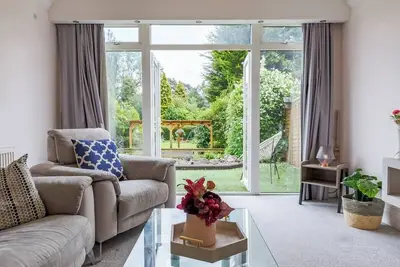 Image de Pass the Keys | Stunning 4 Bed, 4 Bath Home:Tranquil Garden Oasis