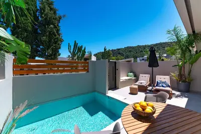 Image de Welcome to Afesou Suites, your perfect sanctuary in the stunning coastal area of Ixia, Rhodes.