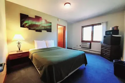 Image de Unique Northern Lights Themed Guestroom inside the Lodge at North Ironwood Acres for up to Four people. 2 Queens, 2 Bathrooms. Dog Friendly resort!