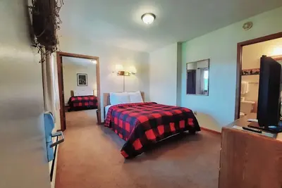Image de Private family style, corner room in our Lodge at North Ironwood Acres resort offering a sunrise view. 3 beds. 2 bathrooms. Dog Friendly!