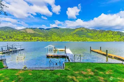 Image de Lakefront Home with dock! 10 minutes to town, near Gailbraith mountain biking.