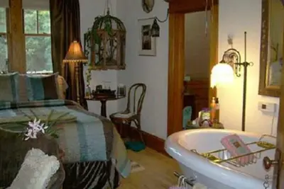 Image de Relax in our English Garden King Suite at The Cobblestone Bed & Breakfast