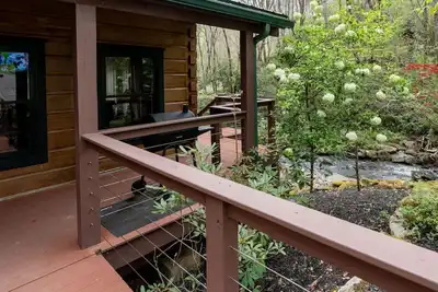 Image de Treehouse- Pet Friendly, Luxury Log Cabin Rental on Creek, Fly-fishing, Hot Tub, Rafting-Nantahala Nc