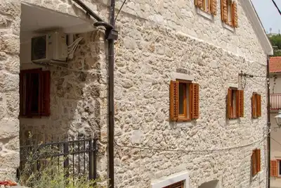 Image de Apartment In romantic stone house 3 min from enter to the boat for National park
