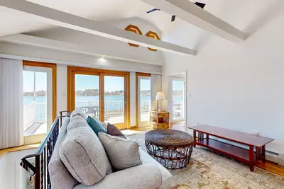 Image de Serene, dog-friendly, waterfront home with beach access, W/D, and Ac