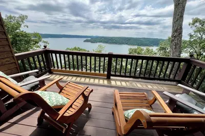 Image de Lakefront with Incredible Views! Pet Friendly & Hot Tub Overlooking the lake!