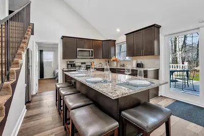 Image de 4br Retreat with Hot Tub & Resort - Style Amenities!