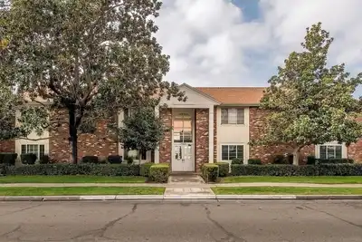 Image de Premium  Cozy Condo - 5 min walk to Fig Garden Village