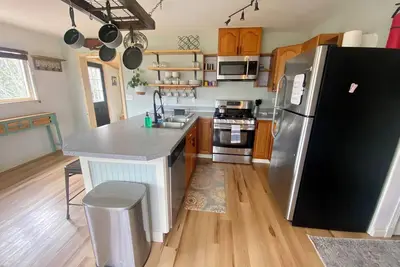 Image de Cozy family- friendly in town house w/ a backyard, garden, Bbq, and a firepit.
