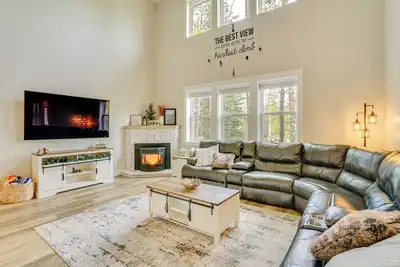 Image de Spacious Donnelly Family Home w/ Private Hot Tub!