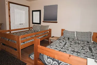 Image de Cabin 1, Aka The Treehouse\n 1 bedroom and a loft. 2 bathrooms. \nSleeps 5