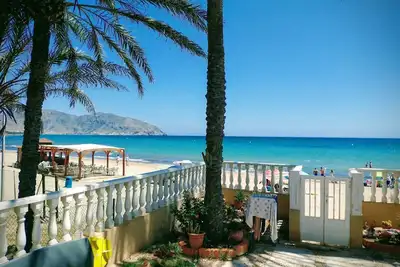 Ground floor with access from the terrace to the seashore on Isla Plana beach