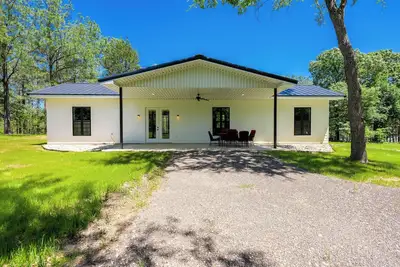 Image de Enjoy our 2 bedroom home located privately on our venue property.