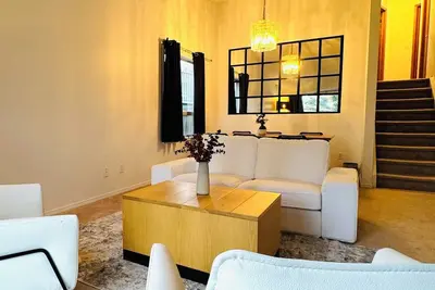 The Cozy Haven-Entire home in Nw area of Calgary|Corporate Party|Family Friendly