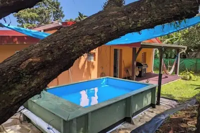 Image de Charmante maison de caractère offrant un mélange de tranquillité et proximité.