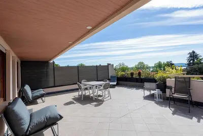 Image de Lesa Jacuzzi & Lakeview, app. with terrace, hot tub and barbecue.