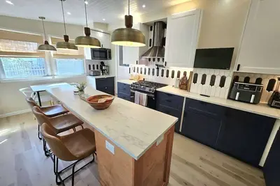 Image de Amazing 2bd apt w 2 master baths!