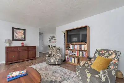 Image de A quiet haven minutes away from highway access.