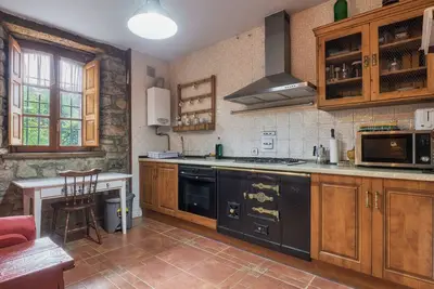 Image de Maison de vacances 'La Casa De Peredilla' avec vue sur la montagne et jardin privé