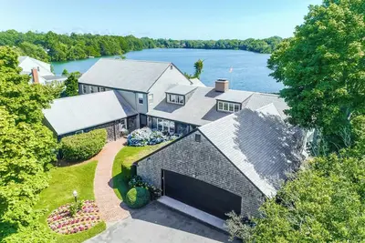 Image de Luxury 7br Retreat with Pond & Ocean Views, Steps from Beach & Downtown Falmouth