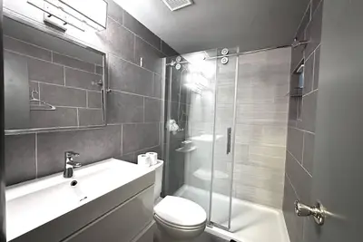 Image de Stylish & Comfy Haven near Niagara Falls ~ Ub in safe Neighborhood!