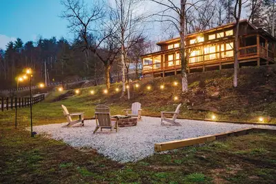Image de Cozy hiker’s retreat with relaxing hot tub.
