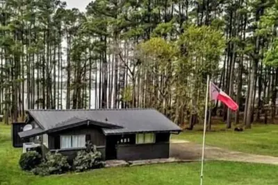 Image de The Knotty Pine on Lake O the Pines Waterfront