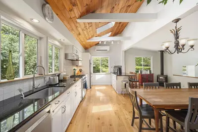 Image de Enchanted Retreat w/ Cedar Hot Tub, Arcade Room, 7 Acre Private Woods & Fire Pit