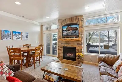 Image de Beautiful 2 bedroom Huntsville, Utah condo with a private hot tub.