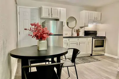 Image de Newly Remodeled Furnished Apts - 1 bed